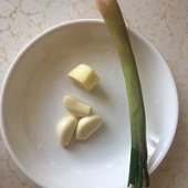 步骤图:把准备好的葱姜蒜切成末。