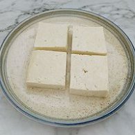 步骤图:豆腐切厚片，选用老豆腐，煎的时候不容易破碎。