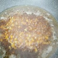 步骤图:另起锅倒入少许油煸香蒜末，倒入适量水或高汤，倒入1