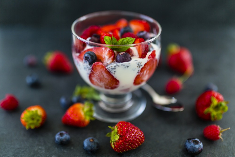 蓝莓 草莓 甜的食物 甜点 冰淇淋的图片
