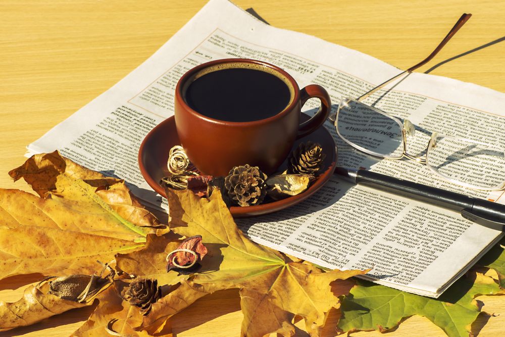 杯子 秋天叶子 咖啡  眼镜 报纸图片