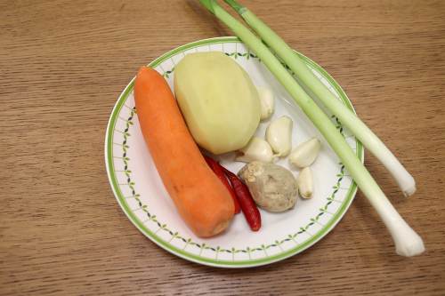 浓香入味的胡萝卜土豆焖鸭肉