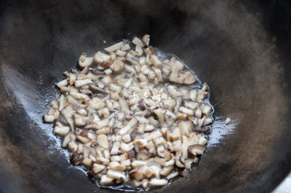 菌汤面条 看得见的香菇 尝得到的鲜美 这才是真正的菌汤
