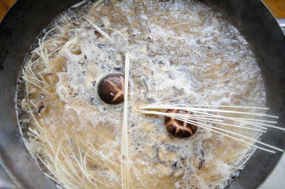菌汤面条 看得见的香菇 尝得到的鲜美 这才是真正的菌汤