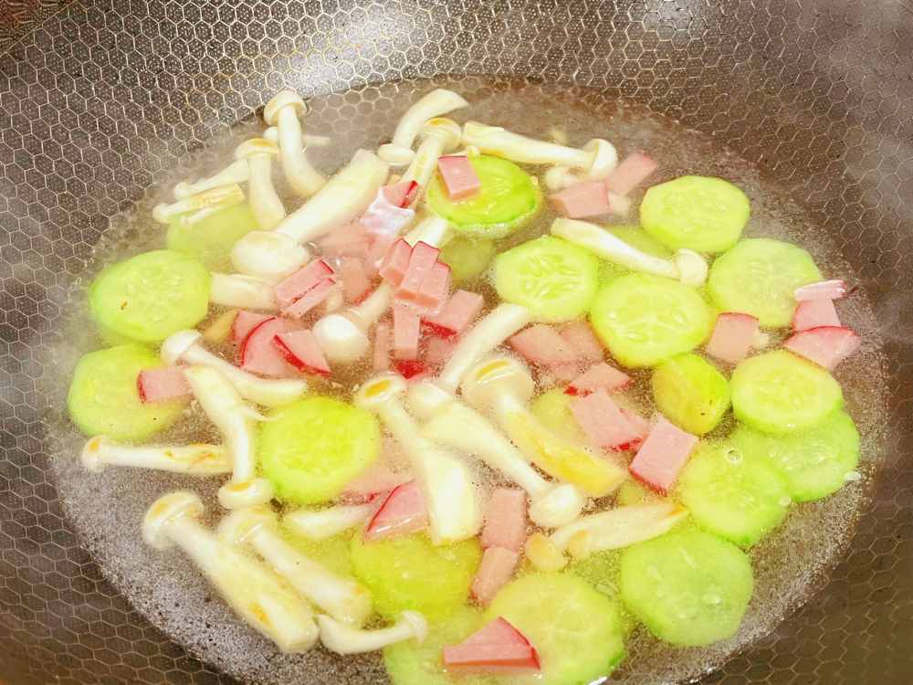 海鲜菇黄瓜养生汤，一个字“鲜”！