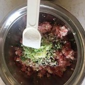 步骤图:放入一小勺盐。