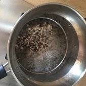 步骤图:用开水焯一下。