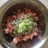 步骤图:切好之后，和肉馅倒到一起。