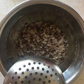 步骤图:再捞到冷水里浸泡一下，控水。