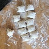 步骤图:把面团分开，切成小剂子，再撒点干面，避免沾粘。