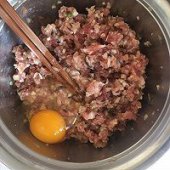 步骤图:打入鸡蛋，然后顺时针搅拌均匀即可。