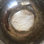 步骤图:我们两个人吃，满满一碗面和好，盖上盖醒15分钟。