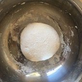 步骤图:醒好之后，在把面团揉一揉，揉至光滑。