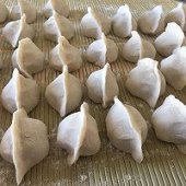 步骤图:饺子包的差不多的时候就可以烧水了。