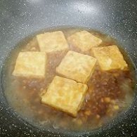 步骤图:然后倒入豆腐，放适量盐小火慢炖。