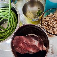 豇豆香菇肉馅饺子的做法图解1