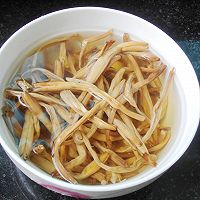 百合西芹炒肉片的做法图解2
