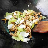 百合西芹炒肉片的做法图解7