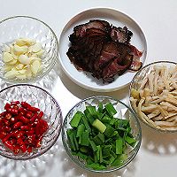 萝卜干炒腊肉的做法图解4