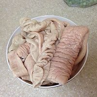 蒜烧肥肠的做法图解1