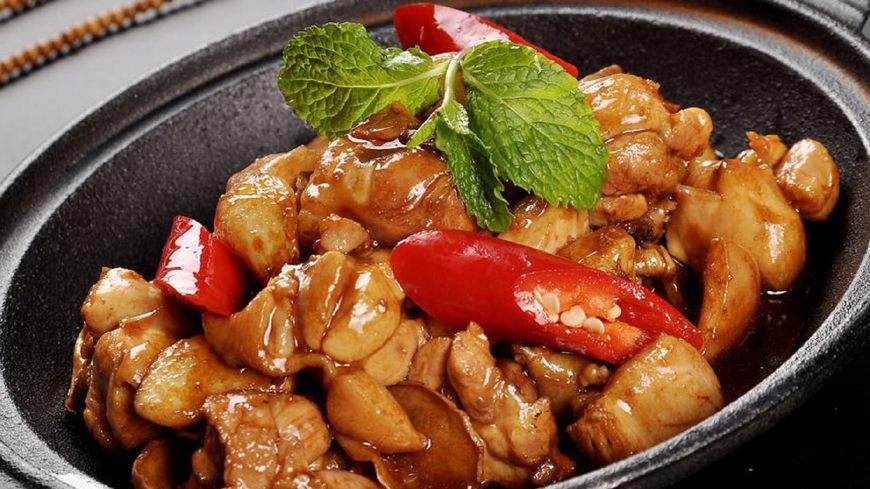 烹饪鸡肉不宜放大蒜怎么做？