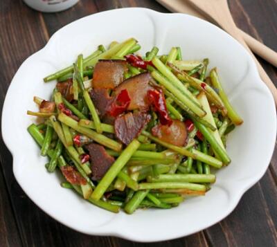 蒜苔炒腊肉怎么做？