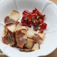 蒜苔炒腊肉的做法图解2