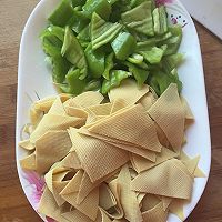 尖椒炒豆皮～百吃不厌的家常菜的做法图解1