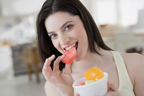 女性生理期多吃“温性”和“平和”的水果怎么做？