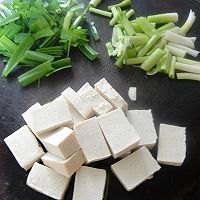香肠炒千页豆腐的做法图解2