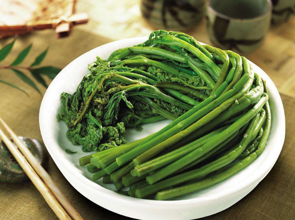 新鲜蕨菜怎么处理脆爽可口又好吃怎么做？
