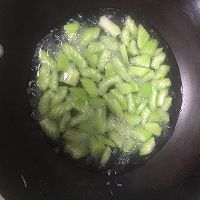 西芹炒腰果#节后清肠大作战#的做法图解2