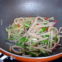 冬笋爆炒鱿鱼圈的做法图解5