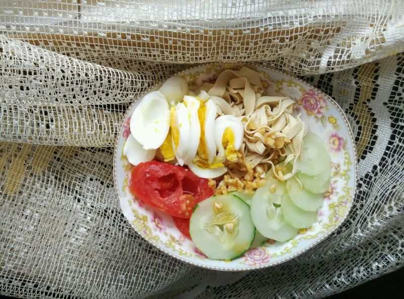 金针菇、黄瓜、西红柿、鸡蛋搭配的健身餐