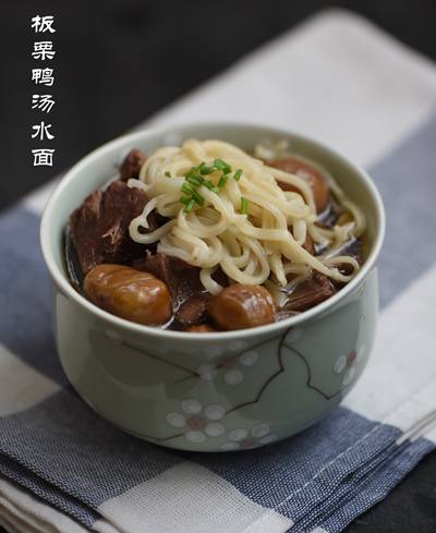 湖北年夜菜—板栗鸡汤水面怎么做？
