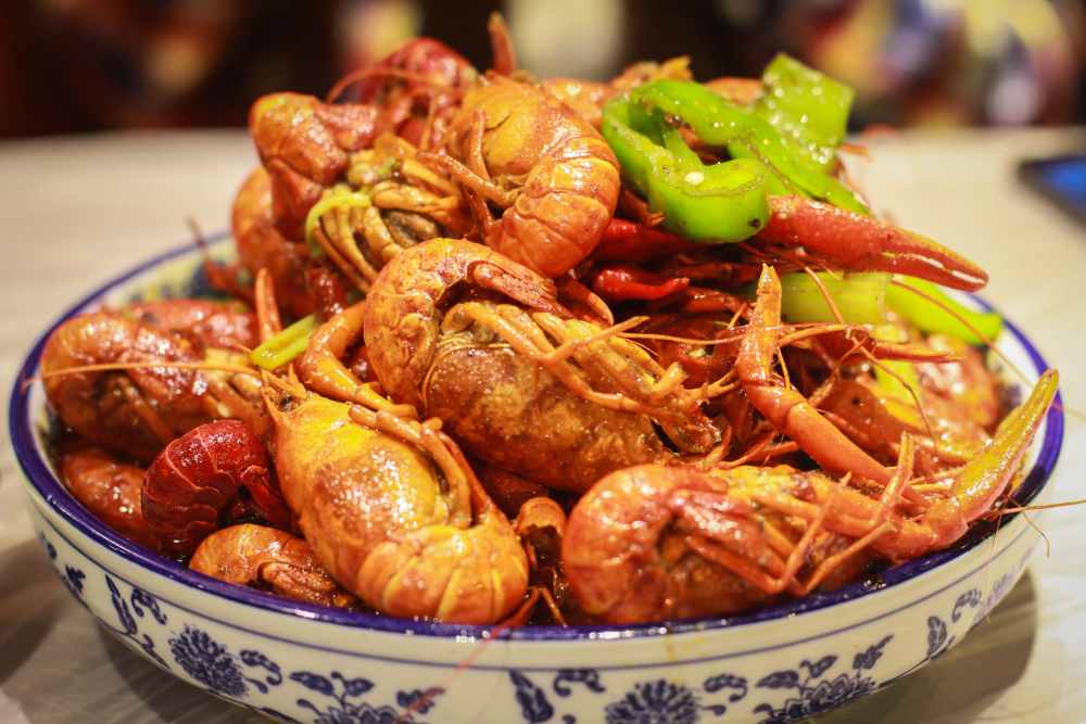 西红柿 土豆 沙拉 牛肉牛排 酱汁 美食摄影图片