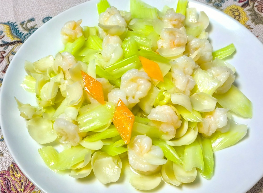 西芹百合炒虾仁怎么做？