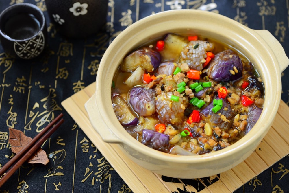 咸鱼茄子煲（附茄子不油腻的小窍门）