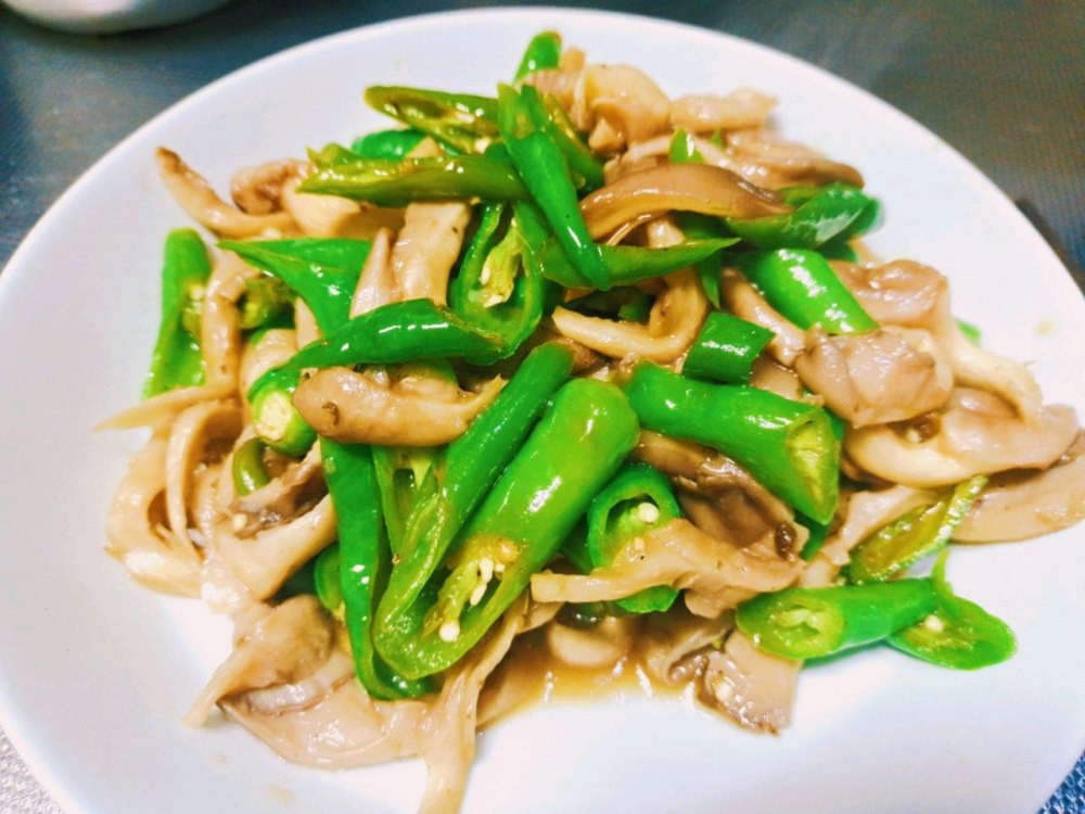 青椒炒平菇 青椒炒平菇