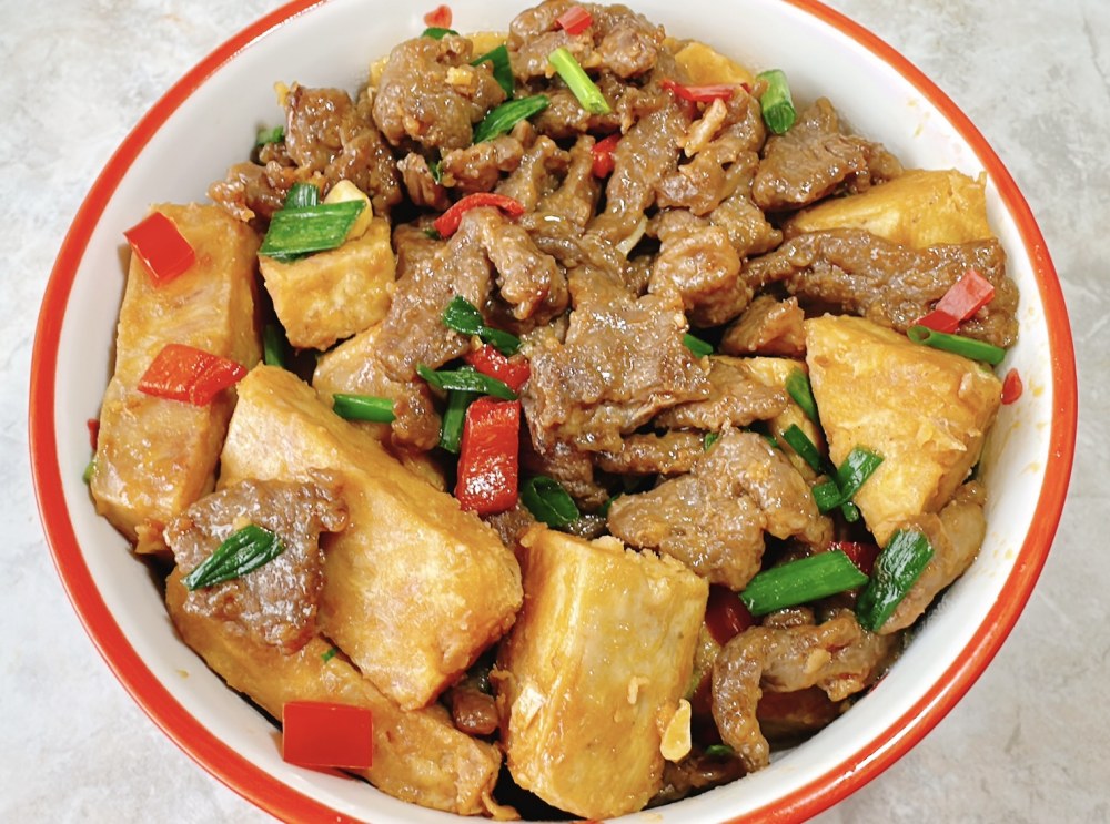 焖芋头炒牛肉怎么做？