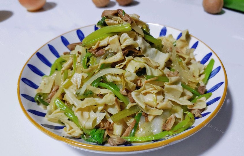 葱肉芹丝炒豆皮怎么做？