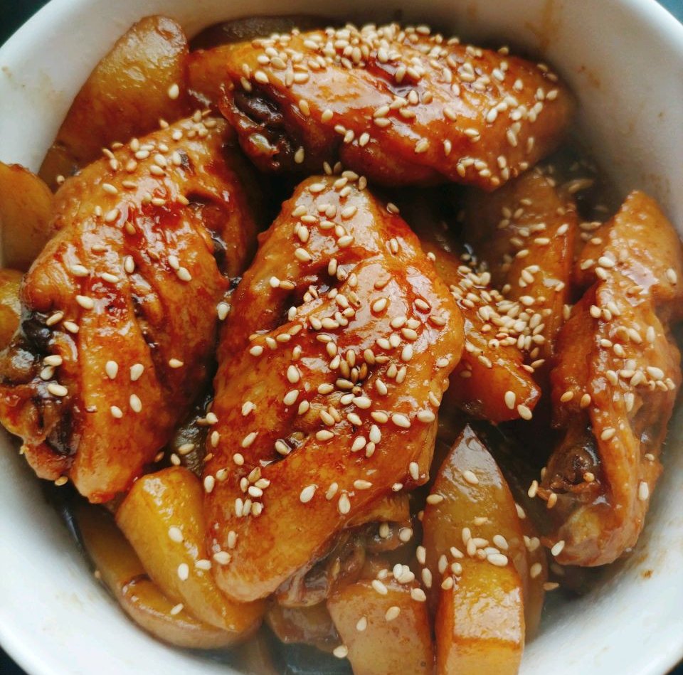 好吃到停不下来的红烧鸡翅中+洋芋怎么做？