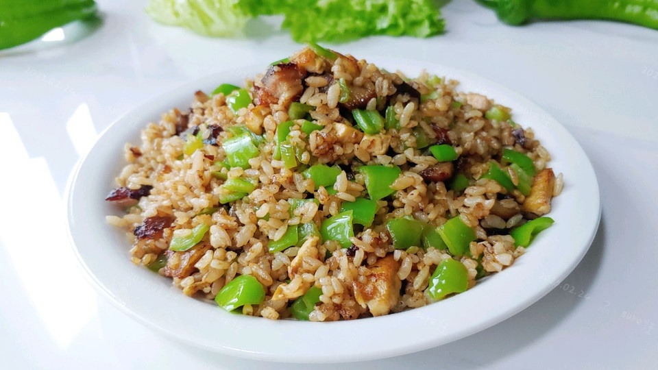 椒豆酱卤肉炒饭怎么做？