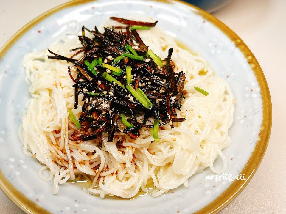 野葱油拌面，春日里最“辛鲜”的一碗面！怎么做？