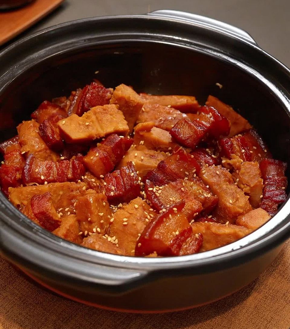 最近吃到了一道芋头炖五花肉，真的是把我香迷糊了！怎么做？