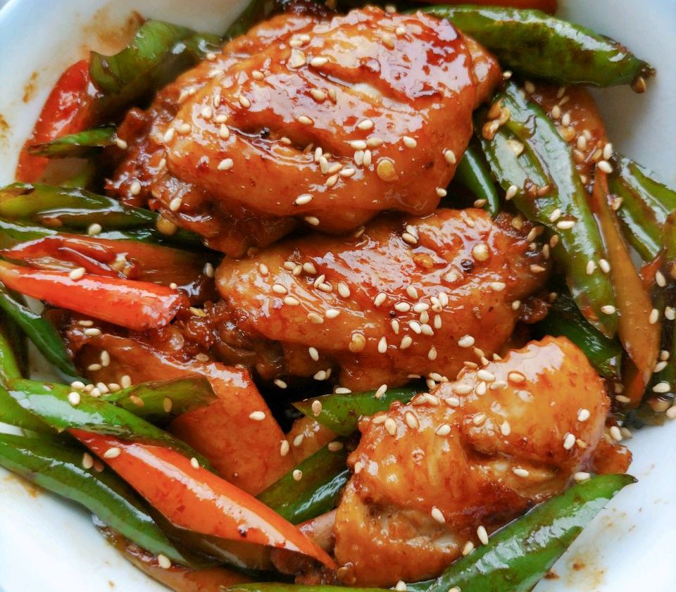 青红椒炒鸡翅中怎么做？