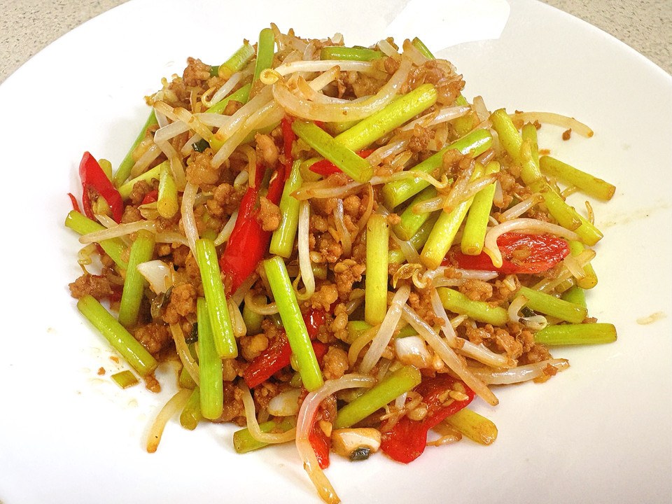 肉沫蒜苔炒绿豆芽