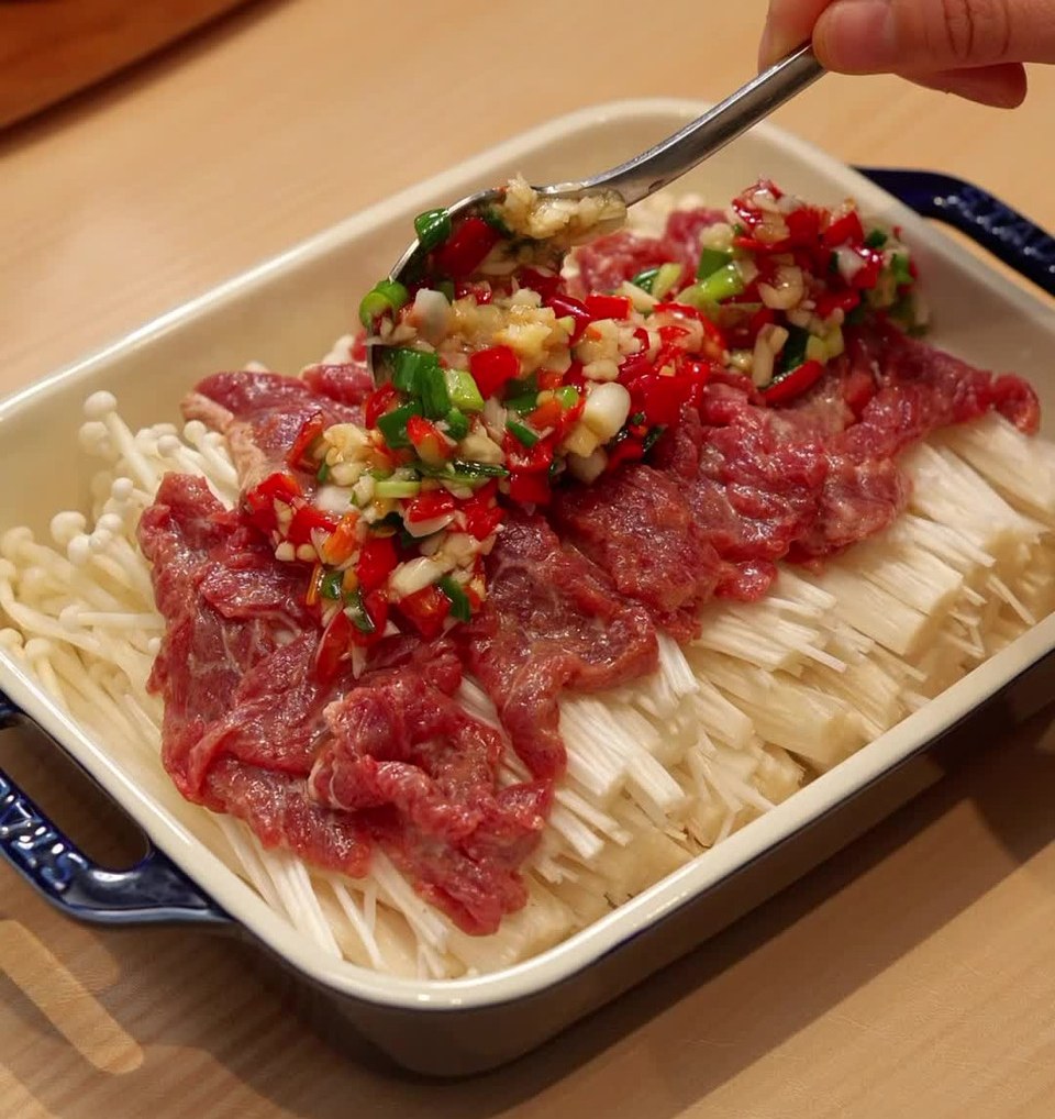 香到舔盘！8分钟解锁神仙金针菇蒸牛肉怎么做？