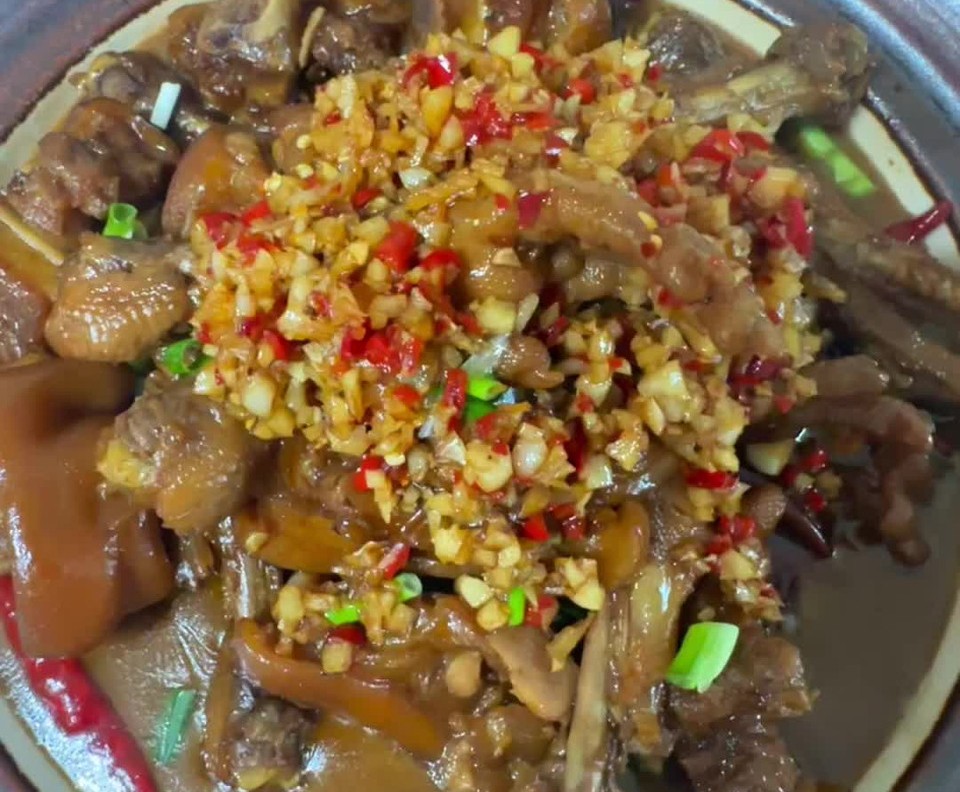 猪脚烧鸡爪 真的是香迷糊了好好吃 精品 独家怎么做？