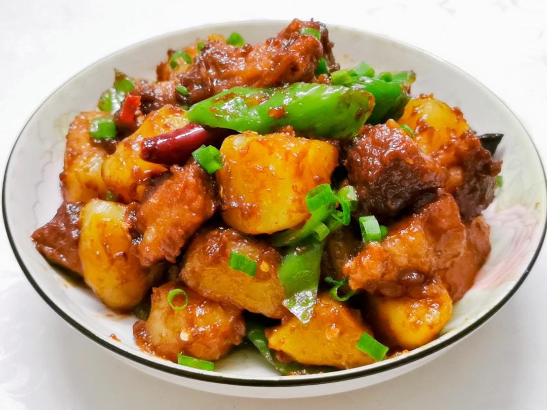 土豆焖肉怎么做？